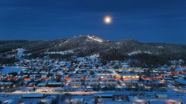❄️✨ Första snön har fallit! Boka din magiska vintersemester hos oss på @alpstigen6 ☃️❤️ #VinterMagi #SnöÄventyr